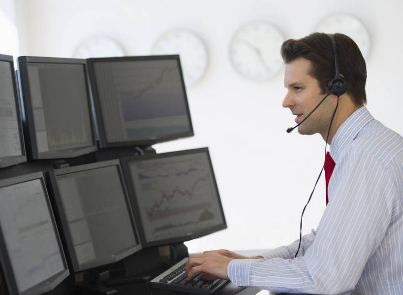 西方人,一个人,商务人士,商务男性,办公室,坐,横图,室内,白天,侧面,衬衫,电脑,显示器,鼠标,键盘,家具,桌子,欧洲,欧洲人,仅一个男性,仅一个人,仅一个中年男性,敲打,套装,朦胧,模糊,时间,网络,时钟,办公桌,墙,领带,计时,注视,输入,输入设备,通讯设备,墙壁,墙面,白色,耳机,耳麦,话筒,挂钟,钟表,打字,观察,看,表,台式电脑,观看,点击,敲击,察看,麦克风,头戴式耳麦,象征,庄重,关注,通信设备,商务装,身份,工薪阶层,输出设备,办公家具,正式,地位,按键,男人,男性,中年男性,白种人,白领,上班族,钟,坐着,半身,彩图,衬衣,头戴式耳机