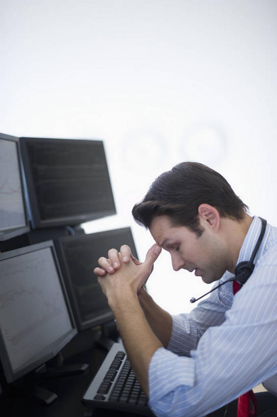 西方人,一个人,商务人士,商务男性,办公室,坐,闭眼,竖图,室内,白天,侧面,衬衫,电脑,显示器,鼠标,键盘,家具,桌子,欧洲,欧洲人,仅一个男性,仅一个人,仅一个中年男性,撑,套装,朦胧,模糊,时间,网络,时钟,办公桌,墙,领带,计时,输入设备,通讯设备,墙壁,墙面,白色,耳机,耳麦,话筒,挂钟,钟表,低头,表,台式电脑,麦克风,撑着,头戴式耳麦,象征,庄重,通信设备,商务装,身份,工薪阶层,输出设备,办公家具,正式,地位,男人,男性,中年男性,白种人,白领,上班族,钟,闭眼睛,闭着眼,闭着眼睛,坐着,半身,彩图,衬衣,头戴式耳机