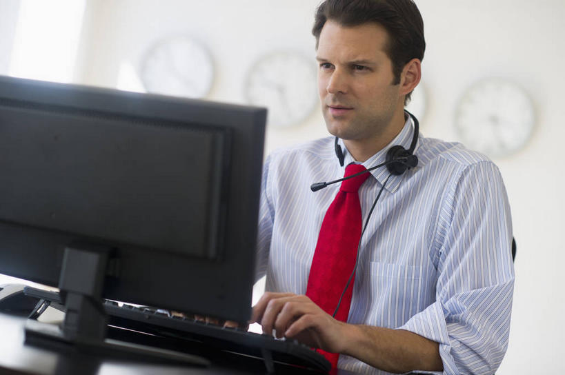 西方人,一个人,商务人士,商务男性,办公室,坐,横图,室内,白天,正面,衬衫,电脑,显示器,鼠标,键盘,家具,桌子,欧洲,欧洲人,仅一个男性,仅一个人,仅一个中年男性,敲打,套装,朦胧,模糊,时间,网络,时钟,办公桌,墙,领带,计时,注视,输入,输入设备,通讯设备,墙壁,墙面,白色,耳机,耳麦,话筒,挂钟,钟表,打字,观察,看,表,台式电脑,观看,点击,敲击,察看,麦克风,头戴式耳麦,象征,庄重,关注,通信设备,商务装,身份,工薪阶层,输出设备,办公家具,正式,地位,按键,男人,男性,中年男性,白种人,白领,上班族,钟,坐着,半身,彩图,衬衣,头戴式耳机