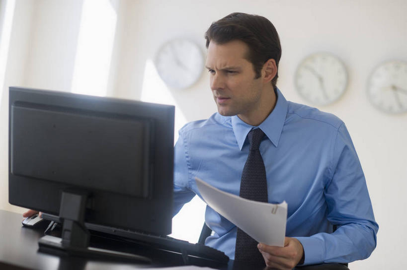 西方人,一个人,商务人士,商务男性,办公室,坐,横图,室内,白天,正面,衬衫,电脑,显示器,鼠标,键盘,家具,桌子,欧洲,欧洲人,仅一个男性,仅一个人,仅一个中年男性,握,套装,朦胧,模糊,时间,网络,材料,档案,时钟,文件,纸,办公桌,墙,领带,拿,计时,拿着,注视,输入设备,通讯设备,墙壁,墙面,白色,手稿,资料,挂钟,钟表,观察,看,表,台式电脑,握着,观看,证明,察看,象征,庄重,关注,文档,通信设备,商务装,身份,工薪阶层,输出设备,办公家具,正式,地位,男人,男性,中年男性,白种人,白领,上班族,钟,坐着,半身,彩图,衬衣