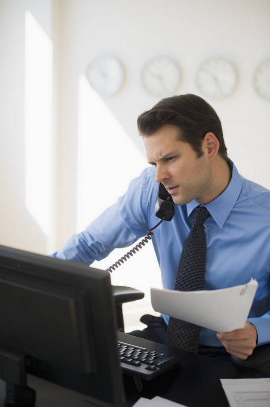 西方人,一个人,商务人士,商务男性,办公室,坐,打电话,竖图,室内,白天,正面,衬衫,电脑,显示器,鼠标,键盘,家具,桌子,电话,欧洲,欧洲人,仅一个男性,仅一个人,仅一个中年男性,握,套装,朦胧,模糊,时间,网络,材料,档案,时钟,文件,纸,办公桌,墙,领带,拿,听,计时,拿着,扭头,注视,输入设备,通讯设备,墙壁,墙面,白色,话筒,手稿,资料,挂钟,钟表,观察,看,转头,表,电话线,台式电脑,握着,观看,证明,察看,固定电话,象征,庄重,关注,文档,通信设备,商务装,身份,工薪阶层,输出设备,办公家具,正式,地位,交流,男人,男性,中年男性,白种人,白领,上班族,电话机,钟,沟通,通话,坐着,半身,彩图,衬衣