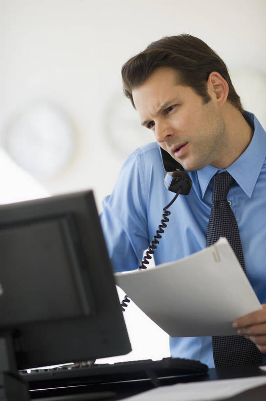 西方人,一个人,商务人士,商务男性,办公室,坐,打电话,竖图,室内,白天,正面,衬衫,电脑,显示器,鼠标,键盘,家具,桌子,电话,欧洲,欧洲人,仅一个男性,仅一个人,仅一个中年男性,握,套装,朦胧,模糊,时间,网络,材料,档案,时钟,文件,纸,办公桌,墙,领带,拿,听,计时,拿着,扭头,注视,输入设备,通讯设备,墙壁,墙面,白色,话筒,手稿,资料,挂钟,钟表,观察,看,转头,表,电话线,台式电脑,握着,观看,证明,察看,固定电话,象征,庄重,关注,文档,通信设备,商务装,身份,工薪阶层,输出设备,办公家具,正式,地位,交流,男人,男性,中年男性,白种人,白领,上班族,电话机,钟,沟通,通话,坐着,半身,彩图,衬衣