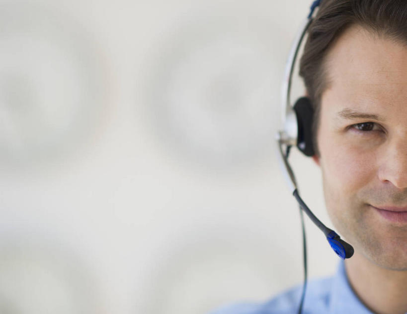 西方人,脸,头,脸颊,一个人,商务人士,商务男性,笑,微笑,横图,室内,特写,白天,正面,衬衫,通讯,客服,欧洲,欧洲人,仅一个男性,仅一个人,仅一个中年男性,套装,朦胧,模糊,时间,信息,时钟,墙,领带,话务员,计时,注视,肩膀,墙壁,墙面,白色,耳机,耳麦,话筒,挂钟,钟表,观察,看,表,服务,通信,观看,协调,察看,麦克风,头戴式耳麦,象征,庄重,关注,销售,商务装,身份,工薪阶层,客服人员,电话销售,正式,地位,接待员,客户服务,男人,男性,中年男性,白种人,头部,脸部,脸蛋,面部,白领,接线员,上班族,钟,半身,彩图,衬衣,头戴式耳机