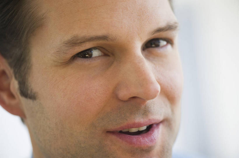 西方人,脸,头,眼睛,脸颊,眉毛,睫毛,一个人,笑,微笑,露齿笑,横图,室内,特写,白天,正面,欧洲,欧洲人,瞳孔,仅一个男性,仅一个人,仅一个中年男性,阴影,朦胧,模糊,反射,影子,注视,观察,看,眼部,观看,察看,关注,男人,男性,中年男性,白种人,头部,睫,脸部,脸蛋,眉,面部,眼,眼睫毛,眼眉,半身,彩图,眼眉毛