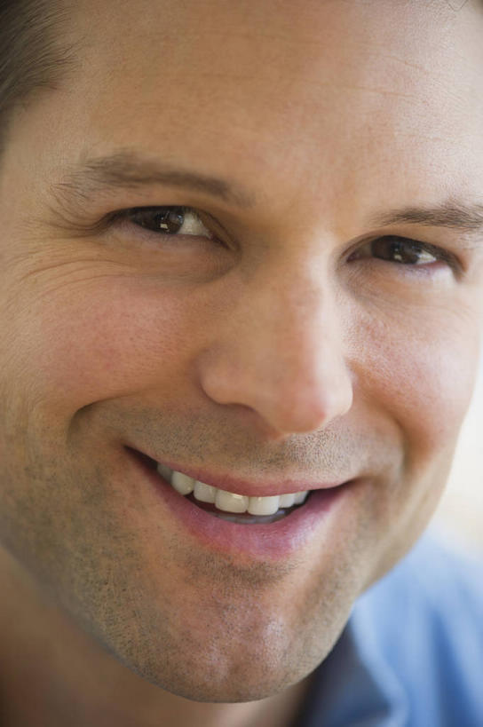 西方人,脸,头,眼睛,脸颊,眉毛,睫毛,一个人,笑,微笑,露齿笑,竖图,室内,特写,白天,正面,T恤衫,欧洲,欧洲人,瞳孔,仅一个男性,仅一个人,仅一个中年男性,阴影,服装,朦胧,模糊,反射,影子,T恤,注视,休闲装,肩膀,衣服,蓝色,观察,看,休闲,休闲服,眼部,服饰,观看,察看,关注,男人,男性,中年男性,白种人,头部,睫,脸部,脸蛋,眉,面部,眼,眼睫毛,眼眉,半身,彩图,眼眉毛