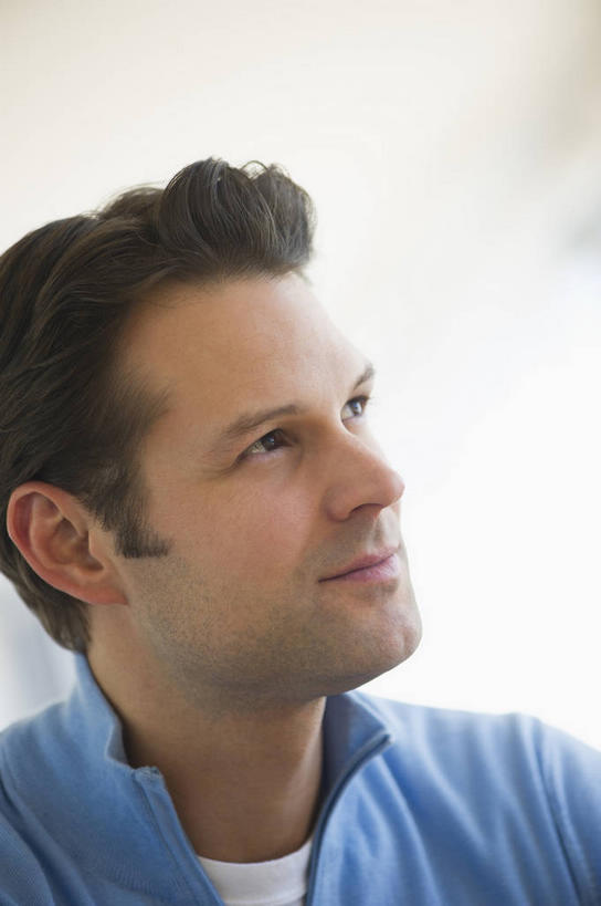 西方人,脸,头,眼睛,脸颊,眉毛,睫毛,一个人,笑,微笑,竖图,室内,特写,白天,正面,T恤衫,欧洲,欧洲人,瞳孔,仅一个男性,仅一个人,仅一个中年男性,阴影,服装,朦胧,模糊,反射,影子,墙,T恤,注视,休闲装,肩膀,墙壁,墙面,衣服,蓝色,白色,观察,看,休闲,休闲服,眼部,服饰,观看,察看,关注,男人,男性,中年男性,白种人,头部,睫,脸部,脸蛋,眉,面部,眼,眼睫毛,眼眉,半身,彩图,眼眉毛