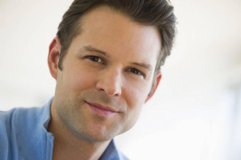 西方人,脸,头,眼睛,脸颊,眉毛,睫毛,一个人,笑,微笑,横图,室内,特写,白天,正面,T恤衫,欧洲,欧洲人,瞳孔,仅一个男性,仅一个人,仅一个中年男性,阴影,服装,朦胧,模糊,反射,影子,墙,T恤,注视,休闲装,肩膀,墙壁,墙面,衣服,蓝色,白色,观察,看,休闲,休闲服,眼部,服饰,观看,察看,关注,男人,男性,中年男性,白种人,头部,睫,脸部,脸蛋,眉,面部,眼,眼睫毛,眼眉,半身,彩图,眼眉毛