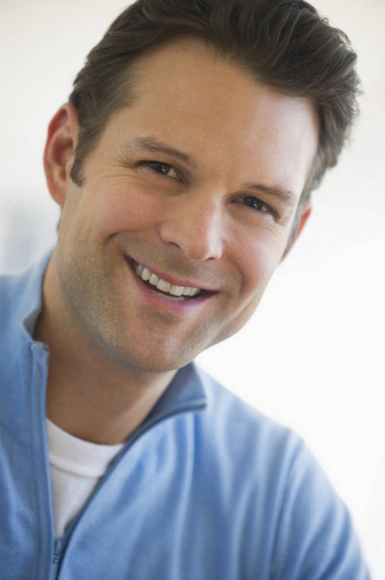 西方人,脸,头,眼睛,脸颊,眉毛,睫毛,一个人,笑,微笑,露齿笑,竖图,室内,特写,白天,正面,T恤衫,欧洲,欧洲人,瞳孔,仅一个男性,仅一个人,仅一个中年男性,阴影,服装,朦胧,模糊,反射,影子,墙,T恤,注视,休闲装,肩膀,墙壁,墙面,衣服,蓝色,白色,观察,看,休闲,休闲服,眼部,服饰,观看,察看,关注,男人,男性,中年男性,白种人,头部,睫,脸部,脸蛋,眉,面部,眼,眼睫毛,眼眉,半身,彩图,眼眉毛