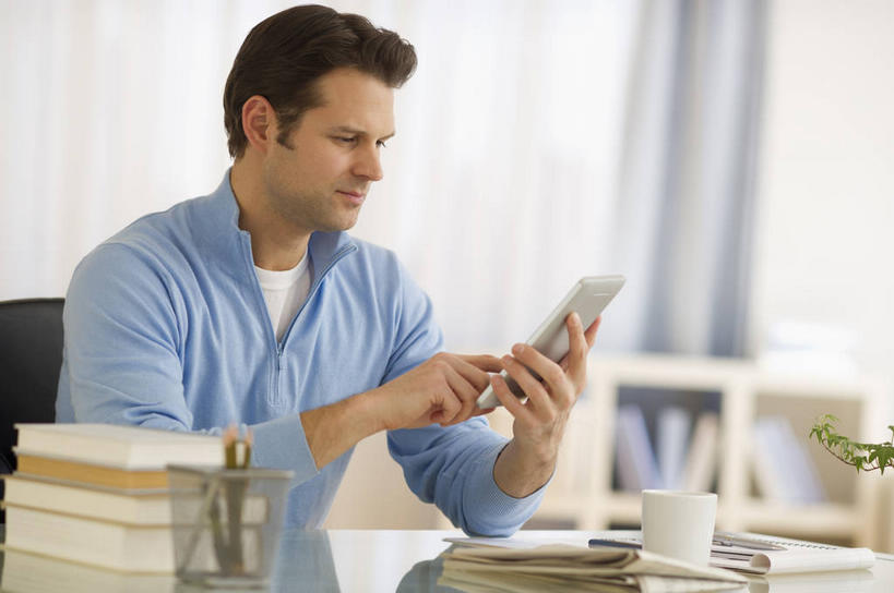 西方人,一个人,坐,笑,摸,微笑,横图,室内,白天,正面,阅读,电脑,笔记本电脑,柜子,桌面,桌子,报纸,杯子,书籍,欧洲,欧洲人,仅一个男性,仅一个人,仅一个中年男性,抚摸,握,学习,服装,朦胧,模糊,网络,木制,瓷器,墙,咖啡杯,陶瓷制品,储物柜,拿,拿着,注视,休闲装,通讯设备,墙壁,墙面,衣服,白色,木制品,观察,看,休闲,休闲服,浏览,握着,服饰,观看,察看,无线,储存,关注,瓷杯,通信设备,无线网络,无线上网,便携式电脑,平板电脑,储备,蕴藏,贮备,手提电脑,男人,男性,中年男性,白种人,书,图书,触摸,接触,坐着,半身,彩图,贮存