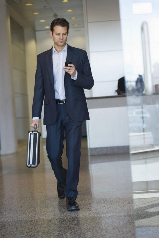 西方人,一个人,商务人士,前台,商务男性,办公室,走,打电话,竖图,室内,白天,正面,衬衫,桌子,电话,手提箱,手机,照明,欧洲,欧洲人,仅一个男性,仅一个人,仅一个中年男性,敲打,握,套装,朦胧,模糊,旅行箱,办公桌,灯光,拿,拿着,注视,输入,通讯设备,顶灯,灯,容器,行李箱,箱子,灯具,打字,低头,观察,看,服务台,握着,观看,储藏,出差,点击,敲击,照亮,察看,照明设备,储存,关注,商务装,工薪阶层,交流,按键,男人,男性,中年男性,白种人,白领,上班族,步行,沟通,散步,通话,走路,彩图,全身,衬衣,旅行,帮助台,呼叫台,贮存