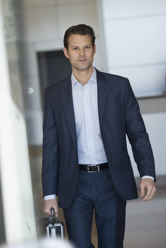 西方人,一个人,商务人士,商务男性,办公室,走,竖图,室内,白天,正面,衬衫,手提箱,欧洲,欧洲人,仅一个男性,仅一个人,仅一个中年男性,握,套装,朦胧,模糊,旅行箱,拿,拿着,注视,容器,行李箱,箱子,观察,看,握着,观看,储藏,出差,察看,储存,关注,商务装,工薪阶层,男人,男性,中年男性,白种人,白领,上班族,步行,散步,走路,半身,彩图,衬衣,旅行,贮存