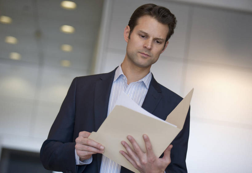 西方人,一个人,商务人士,商务男性,站,横图,室内,白天,仰视,衬衫,照明,欧洲,欧洲人,仅一个男性,仅一个人,仅一个中年男性,握,套装,朦胧,模糊,材料,档案,文件,纸,墙,灯光,拿,拿着,注视,顶灯,墙壁,墙面,灯,白色,手稿,资料,灯具,低头,观察,看,站着,握着,观看,证明,照亮,察看,照明设备,关注,文档,商务装,工薪阶层,男人,男性,中年男性,白种人,白领,上班族,站立,半身,彩图,低角度拍摄,衬衣