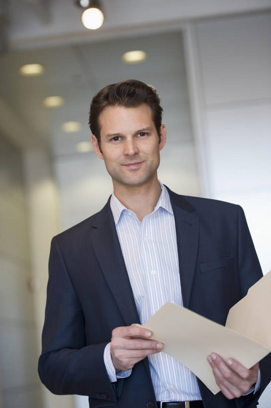 西方人,一个人,商务人士,商务男性,站,笑,微笑,竖图,室内,白天,正面,衬衫,照明,欧洲,欧洲人,仅一个男性,仅一个人,仅一个中年男性,握,套装,朦胧,模糊,材料,档案,文件,纸,墙,灯光,拿,拿着,注视,顶灯,墙壁,墙面,灯,白色,手稿,资料,灯具,观察,看,站着,握着,观看,证明,照亮,察看,照明设备,关注,文档,商务装,工薪阶层,男人,男性,中年男性,白种人,白领,上班族,站立,半身,彩图,衬衣