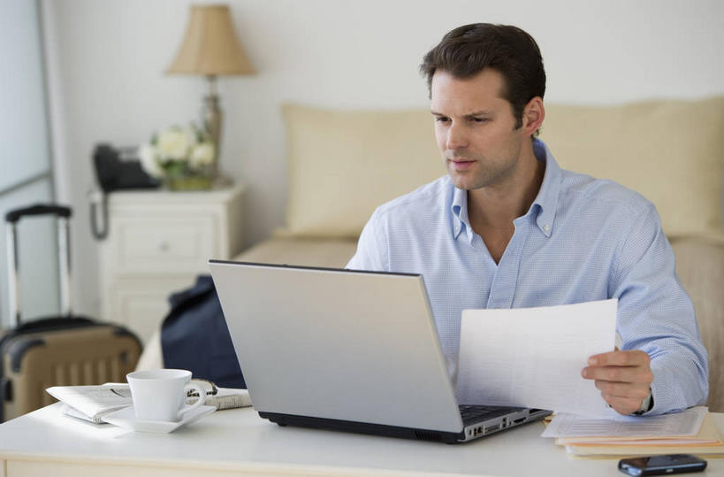 西方人,一个人,商务人士,商务男性,宾馆,坐,打电话,横图,室内,白天,正面,衬衫,电脑,笔记本电脑,床,柜子,靠垫,台灯,桌子,杯子,电话,手机,照明,欧洲,欧洲人,仅一个男性,仅一个人,仅一个中年男性,握,套装,朦胧,模糊,网络,材料,瓷器,档案,拉杆箱,旅行箱,文件,纸,墙,双人床,灯光,床单,咖啡杯,靠枕,陶瓷制品,拿,拿着,注视,通讯设备,被子,墙壁,墙面,灯,白色,手稿,行李箱,箱子,资料,床头柜,灯具,垫子,枕头,观察,看,握着,观看,出差,证明,照亮,察看,无线,被单,照明设备,储存,关注,文档,瓷杯,通信设备,商务装,无线网络,无线上网,便携式电脑,工薪阶层,床上桌,懒人桌,储备,蕴藏,贮备,交流,手提电脑,男人,男性,中年男性,白种人,白领,上班族,沟通,通话,坐着,半身,彩图,衬衣,旅行,客店,客栈,旅店,旅馆,旅舍,汽车旅馆,贮存