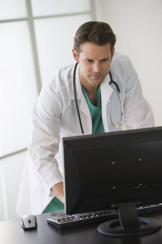 西方人,一个人,医生,医院,站,竖图,室内,白天,正面,电脑,显示器,鼠标,键盘,窗户,落地窗,桌子,欧洲,欧洲人,仅一个男性,仅一个人,仅一个中年男性,敲打,服装,网络,办公桌,注视,输入,输入设备,通讯设备,玻璃窗,衣服,白色,听诊器,打字,低头,观察,看,站着,医护人员,医疗人员,台式电脑,服饰,观看,点击,敲击,察看,医疗设备,衣着,白大褂,穿着,关注,医疗器械,通信设备,医疗工具,输出设备,实验服,医疗机构,衣饰,检测工具,按键,男人,男性,中年男性,白种人,大夫,站立,半身,彩图,病院,诊所,实验衣
