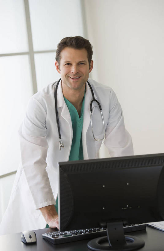 西方人,一个人,医生,医院,站,笑,微笑,竖图,室内,白天,正面,电脑,显示器,鼠标,键盘,窗户,落地窗,桌子,欧洲,欧洲人,仅一个男性,仅一个人,仅一个中年男性,敲打,服装,网络,办公桌,注视,输入,输入设备,通讯设备,玻璃窗,衣服,白色,听诊器,打字,观察,看,站着,医护人员,医疗人员,台式电脑,服饰,观看,点击,敲击,察看,医疗设备,衣着,白大褂,穿着,关注,医疗器械,通信设备,医疗工具,输出设备,实验服,医疗机构,衣饰,检测工具,按键,男人,男性,中年男性,白种人,大夫,站立,半身,彩图,病院,诊所,实验衣