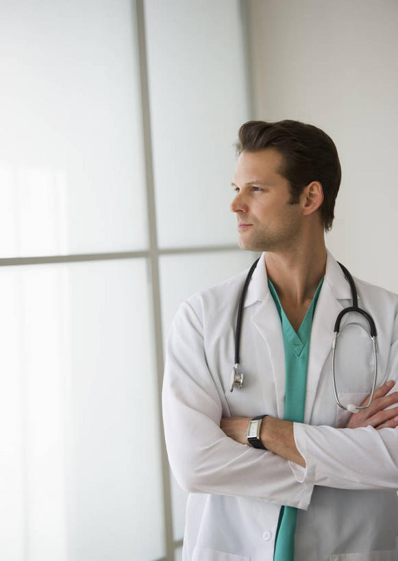 西方人,一个人,医生,医院,站,双手交叉,竖图,室内,白天,正面,窗户,落地窗,欧洲,欧洲人,仅一个男性,仅一个人,仅一个中年男性,服装,时间,时钟,手表,计时,扭头,注视,玻璃窗,衣服,白色,听诊器,钟表,观察,看,站着,转头,医护人员,医疗人员,表,服饰,观看,腕表,察看,医疗设备,双手抱胸,衣着,白大褂,穿着,关注,医疗器械,医疗工具,实验服,医疗机构,衣饰,检测工具,男人,男性,中年男性,白种人,大夫,钟,站立,半身,彩图,病院,诊所,实验衣