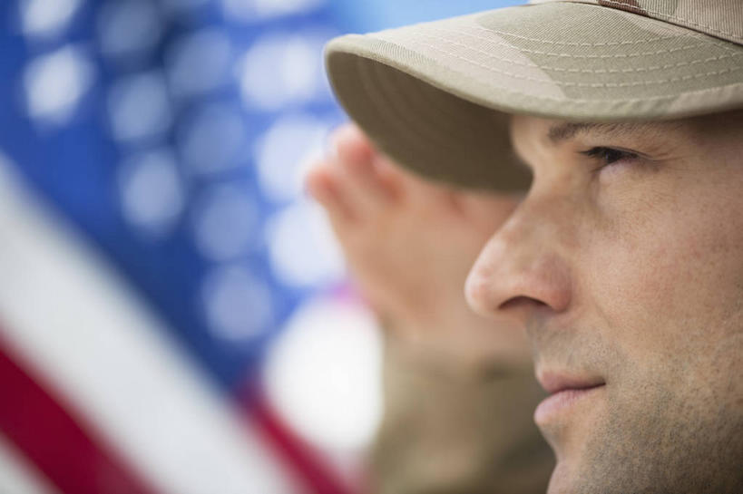 西方人,脸,头,脸颊,手,一个人,站,举,横图,室外,特写,白天,侧面,制服,旗帜,国旗,帽子,欧洲,欧洲人,仅一个男性,仅一个人,仅一个中年男性,阴影,朦胧,模糊,光线,影子,注视,星条旗,衣服,阳光,观察,看,托,站着,手部,美国国旗,军帽,观看,单手,军人,察看,敬礼,军装,关注,军服,还礼,男人,男性,中年男性,白种人,头部,脸部,脸蛋,面部,旗,举起,举手,举着,向上举,向上伸,向上托,站立,半身,彩图,美利坚合众国国旗