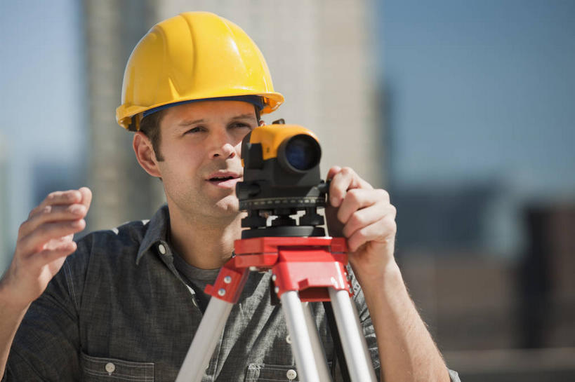 西方人,一个人,工程师,建筑工人,建筑师,高楼大厦,站,横图,室外,白天,正面,工作服,制服,机器,大厦,建筑,摩天大楼,帽子,欧洲,欧洲人,仅一个男性,仅一个人,仅一个中年男性,握,阴影,朦胧,模糊,光线,测量,头盔,影子,注视,蓝色,蓝天,天空,阳光,安全帽,天,观察,看,站着,机械,握着,晴朗,观看,测量工具,支撑,察看,衡量,关注,三脚架,万里无云,经纬仪,量具,量仪,丈量,工作制服,稳定,巩固,男人,男性,中年男性,白种人,晴空,晴空万里,技师,建筑工,建筑设计师,站立,半身,彩图,工作套服,大楼,高层建筑,高楼,摩天楼,稳固