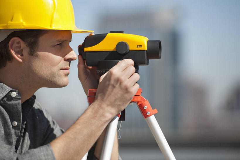 西方人,一个人,工程师,建筑工人,建筑师,高楼大厦,站,横图,室外,白天,侧面,工作服,制服,机器,大厦,建筑,摩天大楼,帽子,欧洲,欧洲人,仅一个男性,仅一个人,仅一个中年男性,握,阴影,朦胧,模糊,光线,测量,头盔,影子,注视,蓝色,蓝天,天空,阳光,安全帽,天,观察,看,站着,机械,握着,晴朗,观看,测量工具,支撑,察看,衡量,关注,三脚架,万里无云,经纬仪,量具,量仪,丈量,工作制服,稳定,巩固,男人,男性,中年男性,白种人,晴空,晴空万里,技师,建筑工,建筑设计师,站立,半身,彩图,工作套服,大楼,高层建筑,高楼,摩天楼,稳固