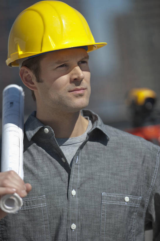 西方人,脸,头,脸颊,手,一个人,工程师,建筑工人,建筑师,高楼大厦,站,竖图,室外,特写,白天,正面,工作服,制服,机器,大厦,建筑,摩天大楼,帽子,欧洲,欧洲人,仅一个男性,仅一个人,仅一个中年男性,握,阴影,朦胧,模糊,光线,测量,头盔,图纸,影子,设计图,拿,拿着,注视,肩膀,蓝色,蓝天,天空,阳光,安全帽,天,观察,看,扛,站着,手部,机械,握着,晴朗,观看,测量工具,单手,支撑,察看,衡量,关注,三脚架,工程图,草图,蓝图,万里无云,经纬仪,量具,量仪,丈量,工作制服,稳定,巩固,扛在肩上,男人,男性,中年男性,白种人,头部,脸部,脸蛋,面部,设计,晴空,晴空万里,技师,建筑工,建筑设计师,站立,半身,彩图,工作套服,大楼,高层建筑,高楼,摩天楼,稳固