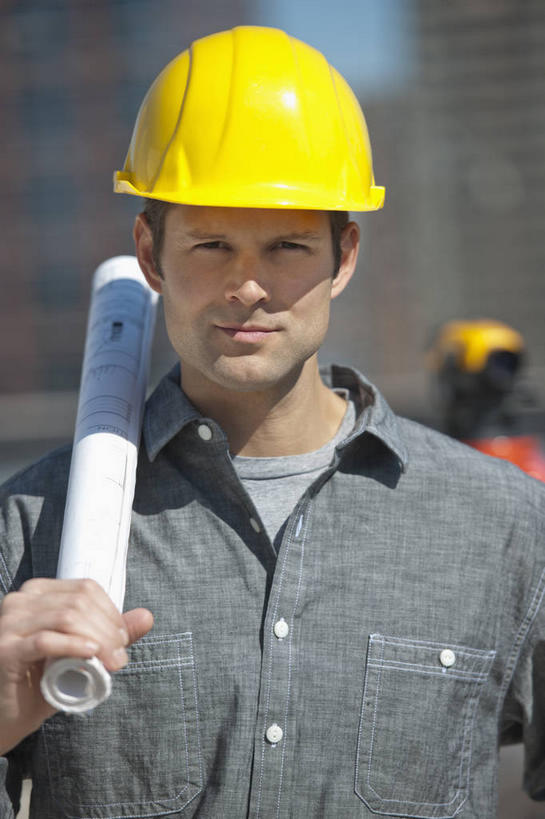 西方人,脸,头,脸颊,手,一个人,工程师,建筑工人,建筑师,高楼大厦,站,竖图,室外,特写,白天,正面,工作服,制服,机器,大厦,建筑,摩天大楼,帽子,欧洲,欧洲人,仅一个男性,仅一个人,仅一个中年男性,握,阴影,朦胧,模糊,光线,测量,头盔,图纸,影子,设计图,拿,拿着,注视,肩膀,蓝色,蓝天,天空,阳光,安全帽,天,观察,看,扛,站着,手部,机械,握着,晴朗,观看,测量工具,单手,支撑,察看,衡量,关注,三脚架,工程图,草图,蓝图,万里无云,经纬仪,量具,量仪,丈量,工作制服,稳定,巩固,扛在肩上,男人,男性,中年男性,白种人,头部,脸部,脸蛋,面部,设计,晴空,晴空万里,技师,建筑工,建筑设计师,站立,半身,彩图,工作套服,大楼,高层建筑,高楼,摩天楼,稳固