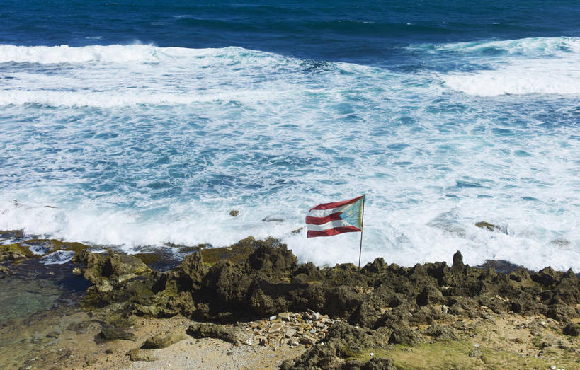 无人,横图,俯视,室外,白天,旅游,度假,海浪,海洋,石头,美景,沙滩,旗帜,国旗,一面,飘扬,沙子,石子,海岸,景观,浪花,沙地,娱乐,自然,海水,享受,休闲,景色,南美,放松,飘逸,南美洲,西印度群岛,拉丁美洲,自然风光,飞扬,美洲,海景,圣胡安,首府,亚美利加洲,南亚美利加洲,圣胡安市,波多黎各,波多黎各自由邦,大安的列斯群岛,旗,大海,风浪,海,海水的波动,海滩,近岸浪,石块,岩石,涌浪,彩图,高角度拍摄