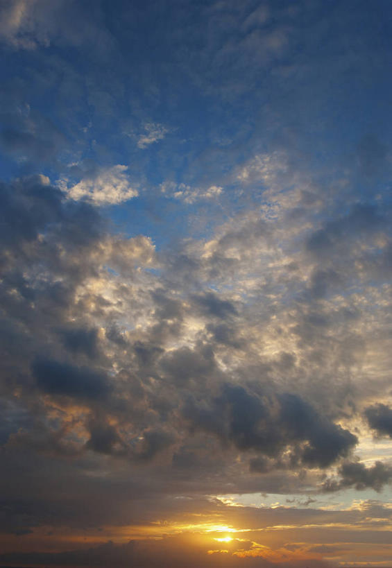 无人,竖图,室外,特写,白天,仰视,美景,日落,太阳,阴影,光线,纹路,纹理,影子,景观,晚霞,霞光,云,云朵,落日,云彩,白云,阳光,自然,黄昏,景色,彩霞,自然风光,肌理,夕照,薄暮,夕阳,彩图,低角度拍摄,傍晚,斜阳