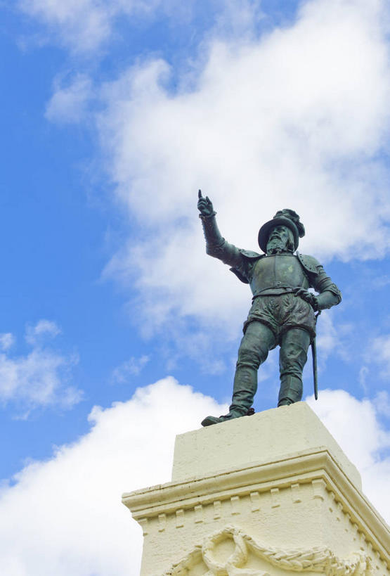 西方人,一个人,无人,站,举,竖图,室外,白天,仰视,民族服装,帽子,雕塑,欧洲,欧洲人,仅一个男性,仅一个人,仅一个中年男性,阴影,艺术,装饰,光线,雕刻,雕像,影子,云,云朵,云彩,注视,礼帽,手叉腰,蓝色,白云,蓝天,天空,阳光,工艺品,天,叉腰,观察,看,托,站着,南美,晴朗,观看,纪念,美术,察看,南美洲,西印度群岛,拉丁美洲,关注,主题,美洲,陈列,圣胡安,首府,功能,美学,亚美利加洲,南亚美利加洲,圣胡安市,波多黎各,波多黎各自由邦,大安的列斯群岛,政治家,总督,单手叉腰,男人,男性,中年男性,白种人,晴空,举起,举手,举着,向上举,向上伸,向上托,站立,彩图,低角度拍摄,全身,传统服装,民俗服,胡安.庞塞.德莱昂