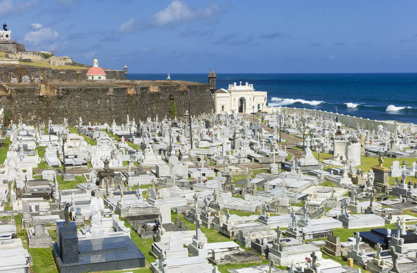 无人,家,横图,俯视,航拍,室外,白天,旅游,度假,草地,草坪,海浪,海洋,名胜古迹,山,山脉,植物,标志建筑,地标,建筑,遗迹,堡垒,城堡,房屋,屋子,浪花,山峰,水平线,云,云朵,公寓,建筑群,辽阔,海平线,山峦,云彩,古迹,文物,娱乐,建设,古建筑,洋房,楼房,住宅,草,蓝色,绿色,白云,蓝天,天空,海水,群山,天,享受,休闲,广阔,旅游胜地,南美,放松,晴朗,一望无际,南美洲,西印度群岛,拉丁美洲,要塞,鸟瞰,美洲,海景,古文明,圣胡安,首府,亚美利加洲,南亚美利加洲,圣胡安市,波多黎各,波多黎各自由邦,大安的列斯群岛,莫罗古堡,无边无际,一马平川,设防,大海,风浪,海,海水的波动,近岸浪,涌浪,晴空,彩图,高角度拍摄,房子,水天相接,水天一线