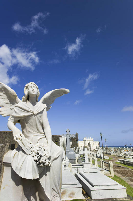 西方人,一个人,无人,家,坐,闭眼,竖图,室外,白天,正面,民族服装,旅游,度假,名胜古迹,台灯,标志建筑,地标,建筑,照明,雕塑,欧洲,欧洲人,仅一个男性,仅一个人,天使,阴影,遗迹,艺术,装饰,光线,翅膀,雕刻,雕像,影子,堡垒,城堡,房屋,屋子,建筑群,灯光,古迹,文物,娱乐,建设,古建筑,楼房,石雕,住宅,灯,仅一个年轻男性,蓝色,蓝天,天空,阳光,工艺品,灯具,天,享受,休闲,旅游胜地,南美,放松,晴朗,纪念,照亮,美术,南美洲,西印度群岛,神圣,照明设备,拉丁美洲,要塞,主题,善良,美洲,陈列,信徒,古文明,圣胡安,万里无云,首府,功能,美学,亚美利加洲,南亚美利加洲,圣胡安市,波多黎各,波多黎各自由邦,大安的列斯群岛,莫罗古堡,使者,设防,圣洁,男人,男性,年轻男性,白种人,晴空,晴空万里,闭眼睛,闭着眼,闭着眼睛,抬头,仰头,坐着,半身,彩图,传统服装,民俗服,房子