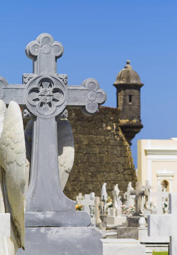 无人,竖图,室外,白天,正面,旅游,度假,名胜古迹,标志建筑,地标,建筑,阴影,节日,遗迹,光线,十字架,影子,堡垒,城堡,古迹,文化,文物,娱乐,建设,古建筑,蓝色,蓝天,天空,阳光,天,祈祷,享受,休闲,墓地,健康,旅游胜地,放松,许愿,宗教,信仰,晴朗,纪念,祈求,北美,坟墓,陵墓,北美洲,基督教,要塞,天主教,美洲,坟场,古文明,万里无云,北亚美利加洲,亚美利加洲,波多黎各,波多黎各自由邦,莫罗古堡,设防,平安,晴空,晴空万里,彩图