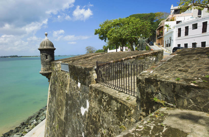 无人,家,栏杆,横图,室外,白天,正面,旅游,度假,海浪,海洋,名胜古迹,植物,楼梯,标志建筑,地标,建筑,阴影,遗迹,光线,扶手,影子,堡垒,城堡,房屋,阶梯,屋子,浪花,水平线,云,云朵,辽阔,海平线,云彩,古迹,文物,娱乐,建设,古建筑,护栏,楼房,台阶,住宅,树,树木,蓝色,绿色,白云,蓝天,天空,阳光,自然,海水,天,享受,休闲,广阔,旅游胜地,放松,生长,晴朗,成长,一望无际,北美,北美洲,要塞,美洲,海景,古文明,北亚美利加洲,亚美利加洲,波多黎各,波多黎各自由邦,莫罗古堡,无边无际,一马平川,设防,大海,风浪,海,海水的波动,近岸浪,涌浪,晴空,彩图,房子,水天相接,水天一线