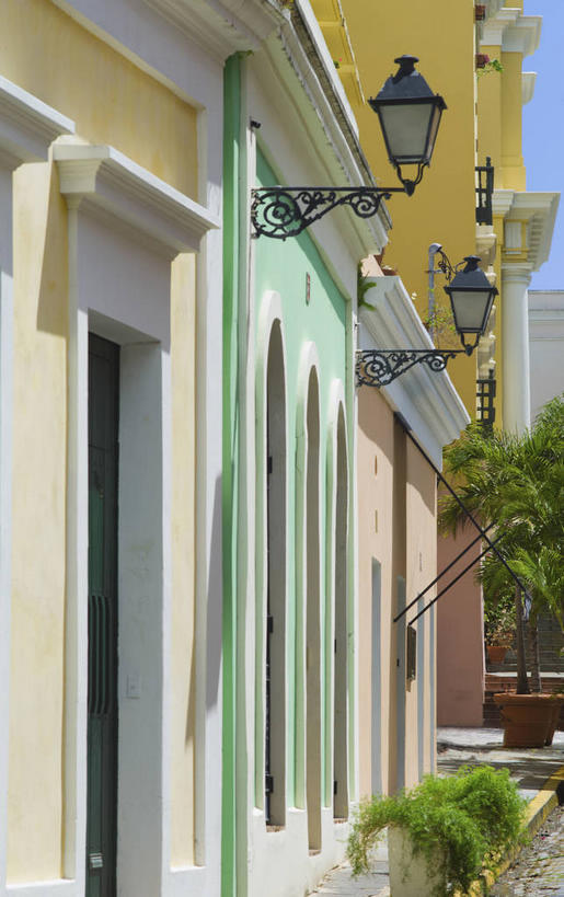 无人,家,竖图,室外,白天,正面,度假,美景,植物,窗户,城市风光,城市,道路,路,公路,照明,一排,阴影,整齐,光线,壁灯,影子,房屋,墙,屋子,景观,公寓,灯光,交通,娱乐,洋房,楼房,玻璃窗,墙壁,墙面,住宅,灯,树,树木,排列,蓝色,绿色,蓝天,天空,阳光,自然,灯具,天,享受,休闲,景色,南美,放松,生长,晴朗,成长,照亮,南美洲,西印度群岛,照明设备,拉丁美洲,队列,美洲,圣胡安,万里无云,首府,亚美利加洲,南亚美利加洲,圣胡安市,波多黎各,波多黎各自由邦,大安的列斯群岛,晴空,晴空万里,马路,彩图,房子