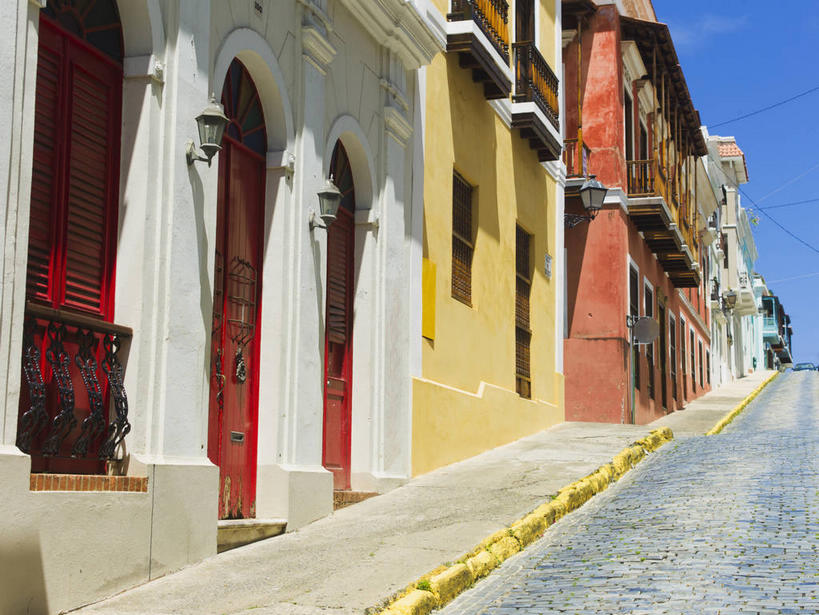 无人,家,横图,室外,白天,正面,度假,美景,窗户,城市风光,城市,道路,路,公路,照明,一排,阴影,整齐,光线,壁灯,影子,房屋,墙,屋子,景观,公寓,灯光,交通,娱乐,洋房,楼房,玻璃窗,墙壁,墙面,住宅,灯,排列,蓝色,蓝天,天空,阳光,灯具,天,享受,休闲,景色,南美,放松,晴朗,照亮,南美洲,西印度群岛,照明设备,拉丁美洲,队列,美洲,圣胡安,万里无云,首府,亚美利加洲,南亚美利加洲,圣胡安市,波多黎各,波多黎各自由邦,大安的列斯群岛,晴空,晴空万里,马路,彩图,房子