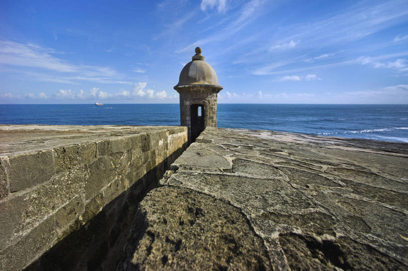 无人,横图,室外,白天,正面,旅游,度假,海浪,海洋,石头,名胜古迹,标志建筑,地标,建筑,遗迹,石子,堡垒,城堡,浪花,水平线,云,云朵,辽阔,海平线,云彩,古迹,文物,娱乐,建设,古建筑,蓝色,白云,蓝天,天空,海水,天,享受,休闲,广阔,旅游胜地,放松,晴朗,一望无际,北美,北美洲,要塞,美洲,海景,古文明,北亚美利加洲,亚美利加洲,波多黎各,波多黎各自由邦,莫罗古堡,无边无际,一马平川,设防,大海,风浪,海,海水的波动,近岸浪,石块,岩石,涌浪,晴空,彩图,水天相接,水天一线