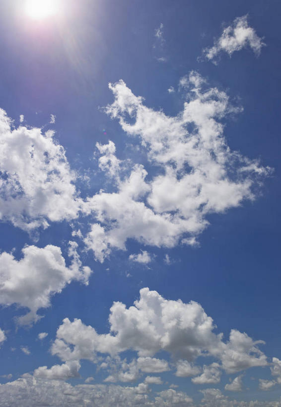 无人,竖图,室外,特写,白天,仰视,美景,阴影,光线,纹路,纹理,影子,景观,云,云朵,云彩,蓝色,白云,蓝天,天空,阳光,自然,天,景色,晴朗,自然风光,肌理,晴空,彩图,低角度拍摄,镜头光晕,透镜闪耀,眩光