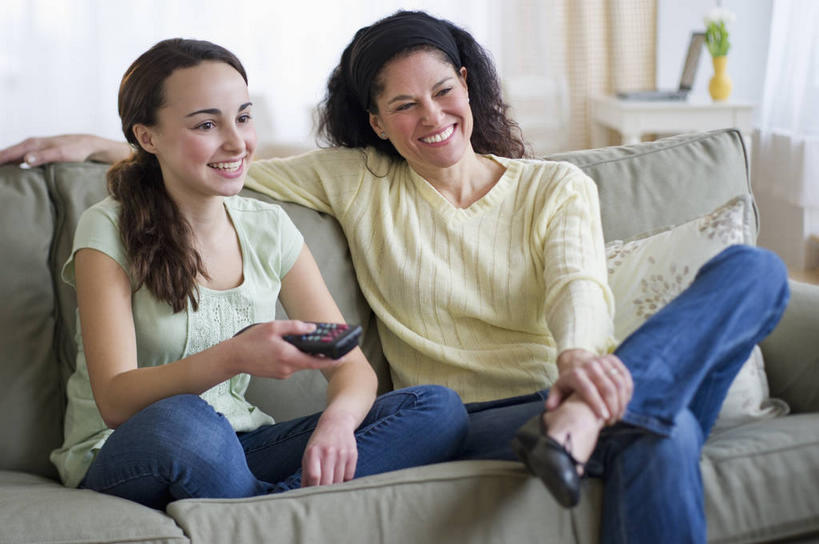 西方人,两个人,家庭,母亲,女儿,客厅,坐,笑,盘腿,微笑,露齿笑,横图,室内,白天,正面,窗户,窗帘,沙发,欧洲,欧洲人,握,服装,裤子,朦胧,模糊,装饰,二郎腿,拿,拿着,注视,牛仔裤,休闲装,玻璃窗,衣服,帘子,遥控器,观察,看,休闲,温暖,温馨,母女,一家人,休闲服,遮阳,母爱,握着,服饰,观看,华丽,修饰,点缀,和睦,察看,操作,起居室,关注,布艺沙发,衬托,美观,雅致,雅观,客堂,按键,年轻女性,女人,女性,中年女性,白种人,盘腿而坐,盘膝,盘着腿的,盘着腿坐,双腿交叉,坐着,半身,彩图,融洽