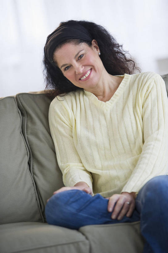 西方人,一个人,客厅,坐,笑,微笑,露齿笑,竖图,室内,白天,正面,窗户,沙发,欧洲,欧洲人,仅一个女性,仅一个人,服装,朦胧,模糊,墙,注视,休闲装,玻璃窗,墙壁,墙面,衣服,白色,观察,看,仅一个中年女性,休闲,休闲服,搭,服饰,观看,察看,起居室,搭着,关注,布艺沙发,客堂,女人,女性,中年女性,白种人,坐着,半身,彩图