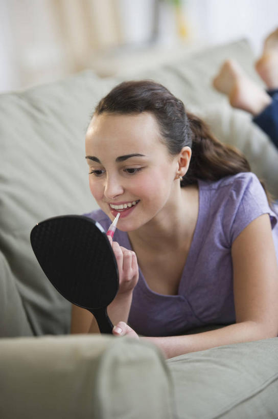 西方人,一个人,客厅,躺,竖图,室内,白天,正面,化妆,美容,窗帘,镜子,沙发,欧洲,欧洲人,仅一个年轻女性,仅一个女性,仅一个人,护肤,握,服装,裤子,朦胧,模糊,装饰,反射,墙,拿,拿着,注视,牛仔裤,休闲装,光脚,墙壁,墙面,衣服,白色,帘子,唇膏,化妆品,口红,观察,看,趴着,张嘴,保养,享受,休闲,赤脚,休闲服,遮阳,放松,握着,保健,服饰,观看,华丽,修饰,点缀,镜像,察看,起居室,化妆用品,镜面,关注,张大嘴巴,布艺沙发,养颜,光学,衬托,美观,雅致,雅观,手镜,客堂,唇棒,卧着,年轻女性,女人,女性,白种人,张开嘴,趴,躺着,卧,半身,彩图