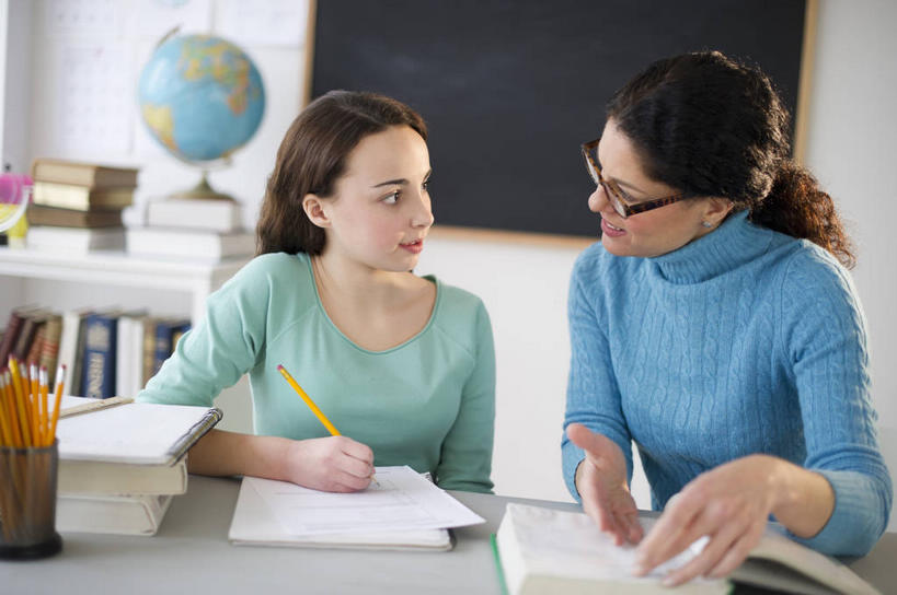 西方人,两个人,学生,教师,学校,坐,说,横图,室内,白天,正面,毛衣,讨论,仪器,海洋,桌子,地图,书籍,笔筒,欧洲,欧洲人,握,指,服装,网格,笔,地球仪,线条,眼镜,世界地图,地球,陆地,办公用品,记事本,拿,全球,拿着,扭头,注视,休闲装,方向,书桌,校园,球,文具,衣服,本子,笔记本,经纬线,课桌,模型,铅笔,容器,学习用品,黑板,观察,看,手势,转头,休闲,教室,球体,休闲服,器皿,教学,握着,地理,国家,服饰,观看,储藏,文具用品,大陆,察看,世界,书写,指向,食指,储存,关注,纬线,线衫,版图,近视眼镜,经线,经纬仪,地理学,耐磨,教学黑板,插笔器具,文房用具,毛线衣,绒线衣,交流,年轻女性,女人,女性,中年女性,白种人,讲师,教授,老师,书,图书,沟通,讲话,交谈,商讨,说话,谈话,坐着,半身,彩图,绒衣,套衫,套头毛衣,线衣,贮存,大洋,大洲