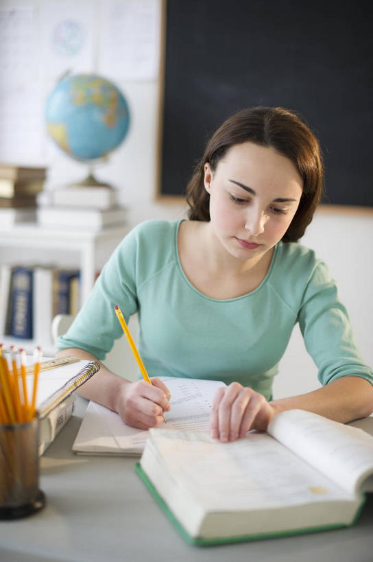 西方人,一个人,学校,坐,竖图,室内,白天,正面,仪器,海洋,桌子,地图,书籍,笔筒,欧洲,欧洲人,仅一个年轻女性,仅一个女性,仅一个人,握,指,服装,朦胧,模糊,网格,笔,地球仪,线条,世界地图,地球,陆地,办公用品,记事本,拿,全球,拿着,注视,休闲装,方向,书桌,校园,球,文具,衣服,本子,笔记本,经纬线,课桌,模型,铅笔,容器,学习用品,黑板,观察,看,手势,休闲,教室,球体,休闲服,器皿,教学,握着,地理,国家,服饰,观看,储藏,文具用品,大陆,察看,世界,书写,指向,食指,储存,关注,纬线,版图,经线,经纬仪,地理学,耐磨,教学黑板,插笔器具,文房用具,年轻女性,女人,女性,白种人,书,图书,坐着,半身,彩图,贮存,大洋,大洲