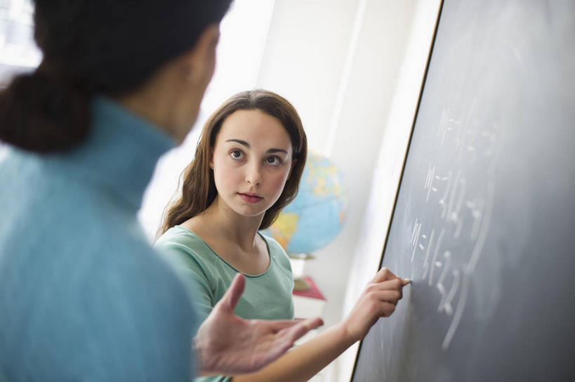 西方人,两个人,学生,教师,学校,站,横图,俯视,室内,白天,毛衣,仪器,海洋,地图,欧洲,欧洲人,握,服装,网格,英文,笔,标志,地球仪,符号,工具,文字,线条,字符,字母,世界地图,地球,陆地,拿,全球,拿着,注视,休闲装,标识,校园,球,衣服,粉笔,经纬线,模型,学习用品,黑板,观察,看,站着,休闲,教室,球体,休闲服,教学,握着,地理,国家,服饰,观看,英文字母,文具用品,大陆,察看,世界,书写,关注,数学,公式,纬线,线衫,版图,经线,阿拉伯文,数学公式,经纬仪,地理学,阿拉伯语,阿拉伯字母,耐磨,白垩,教学黑板,毛线衣,绒线衣,年轻女性,女人,女性,中年女性,白种人,讲师,老师,站立,半身,彩图,高角度拍摄,绒衣,套衫,套头毛衣,线衣,大洋,大洲