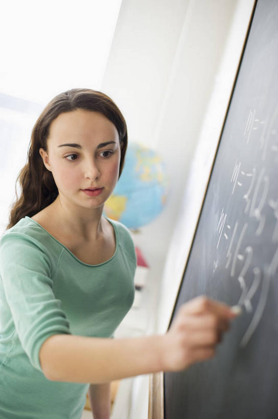 西方人,一个人,学校,站,竖图,俯视,室内,白天,仪器,海洋,地图,欧洲,欧洲人,仅一个年轻女性,仅一个女性,仅一个人,握,服装,朦胧,模糊,网格,英文,笔,标志,地球仪,符号,工具,文字,线条,字符,字母,世界地图,地球,陆地,拿,全球,拿着,注视,休闲装,标识,校园,球,衣服,粉笔,经纬线,模型,学习用品,黑板,观察,看,站着,休闲,教室,球体,休闲服,教学,握着,地理,国家,服饰,观看,英文字母,文具用品,大陆,察看,世界,书写,关注,数学,公式,纬线,版图,经线,阿拉伯文,数学公式,经纬仪,地理学,阿拉伯语,阿拉伯字母,耐磨,白垩,教学黑板,年轻女性,女人,女性,白种人,站立,半身,彩图,高角度拍摄,大洋,大洲