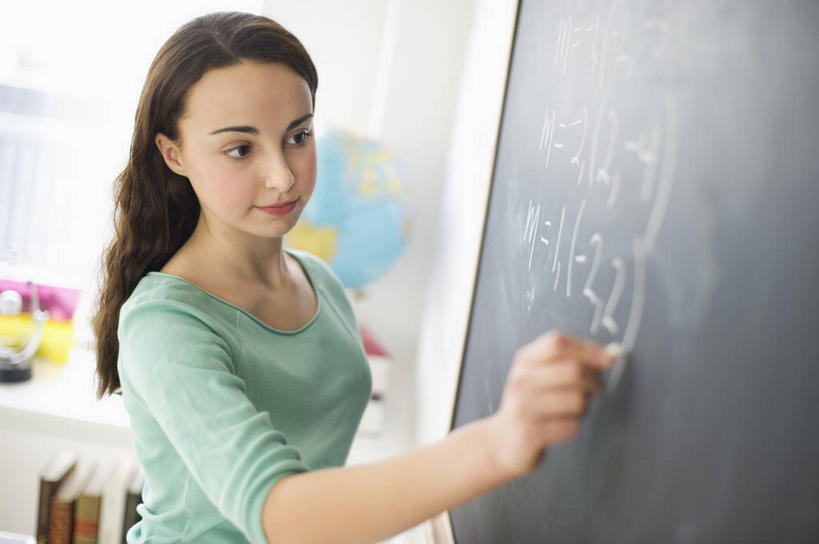 西方人,一个人,学校,站,横图,俯视,室内,白天,仪器,海洋,地图,欧洲,欧洲人,仅一个年轻女性,仅一个女性,仅一个人,握,服装,朦胧,模糊,网格,英文,笔,标志,地球仪,符号,工具,文字,线条,字符,字母,世界地图,地球,陆地,拿,全球,拿着,注视,休闲装,标识,校园,球,衣服,粉笔,经纬线,模型,学习用品,黑板,观察,看,站着,休闲,教室,球体,休闲服,教学,握着,地理,国家,服饰,观看,英文字母,文具用品,大陆,察看,世界,书写,关注,数学,公式,纬线,版图,经线,阿拉伯文,数学公式,经纬仪,地理学,阿拉伯语,阿拉伯字母,耐磨,白垩,教学黑板,年轻女性,女人,女性,白种人,站立,半身,彩图,高角度拍摄,大洋,大洲