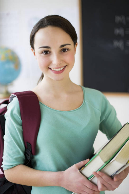 西方人,一个人,学校,站,笑,微笑,露齿笑,竖图,室内,白天,正面,仪器,海洋,地图,书籍,欧洲,欧洲人,仅一个年轻女性,仅一个女性,仅一个人,握,阴影,服装,朦胧,模糊,反射,网格,包,地球仪,书包,线条,影子,世界地图,墙,地球,陆地,拿,全球,拿着,注视,休闲装,校园,墙壁,墙面,球,一个,衣服,绿色,白色,背包,经纬线,模型,黑板,观察,看,站着,休闲,教室,球体,休闲服,教学,握着,地理,国家,服饰,单个,观看,大陆,察看,世界,关注,纬线,版图,经线,经纬仪,地理学,耐磨,教学黑板,年轻女性,女人,女性,白种人,书,图书,站立,半身,彩图,大洋,大洲,双肩包