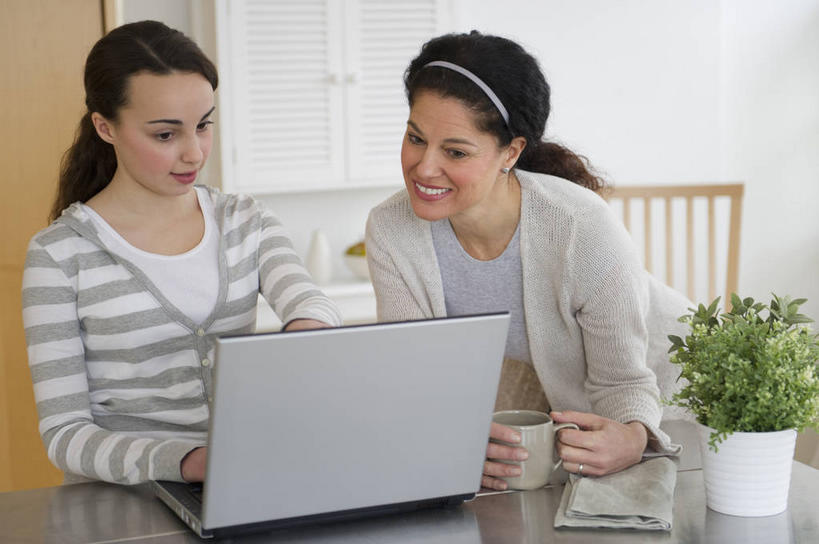 西方人,两个人,家庭,母亲,女儿,坐,笑,微笑,露齿笑,横图,室内,白天,正面,电脑,笔记本电脑,植物,桌子,杯子,叶子,欧洲,欧洲人,敲打,服装,装饰,网络,瓷器,盆栽,头饰,绿叶,咖啡杯,盆景,陶瓷制品,注视,休闲装,输入,通讯设备,书桌,一个,衣服,绿色,自然,发箍,发饰,课桌,饰品,打字,观察,看,休闲,温暖,温馨,母女,一家人,休闲服,嫩叶,母爱,服饰,生长,单个,成长,头箍,观看,点击,华丽,修饰,敲击,点缀,和睦,察看,无线,关注,瓷杯,通信设备,无线网络,发卡,无线上网,便携式电脑,配饰,衬托,美观,雅致,雅观,按键,手提电脑,年轻女性,女人,女性,中年女性,白种人,叶,叶片,坐着,半身,彩图,融洽