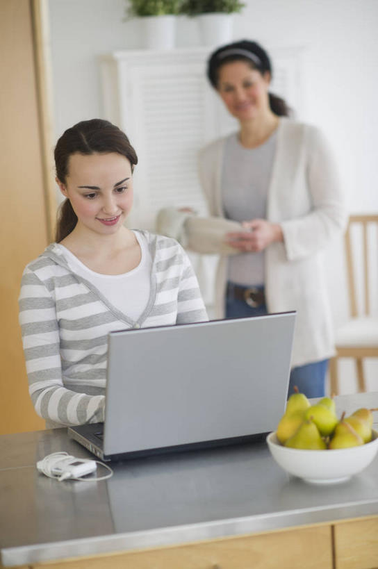 西方人,两个人,家庭,母亲,女儿,站,坐,笑,微笑,露齿笑,竖图,室内,白天,正面,电脑,笔记本电脑,桌子,梨,水果,欧洲,欧洲人,敲打,服装,朦胧,模糊,新鲜,网络,陶瓷,生食,食品,果实,陶瓷制品,注视,休闲装,输入,通讯设备,书桌,食物,一个,衣服,课桌,容器,碗,打字,观察,看,站着,休闲,温暖,温馨,母女,一家人,休闲服,香梨,母爱,服饰,有机食品,绿色食品,单个,观看,储藏,点击,敲击,和睦,察看,无线,储存,关注,通信设备,无线网络,无线上网,便携式电脑,按键,手提电脑,年轻女性,女人,女性,中年女性,白种人,生梨,站立,坐着,半身,彩图,融洽,贮存