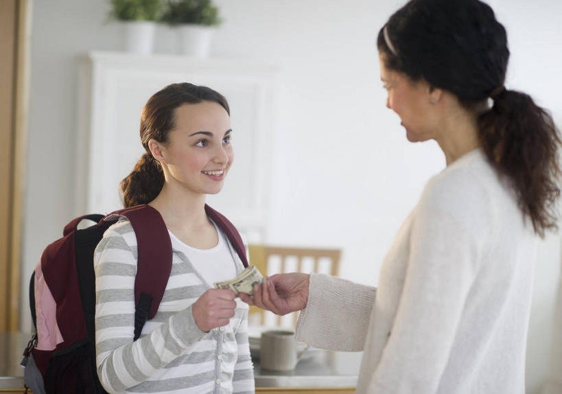 西方人,两个人,家庭,母亲,女儿,站,笑,微笑,露齿笑,横图,室内,白天,侧面,钱,植物,欧洲,欧洲人,握,服装,朦胧,模糊,包,盆栽,钱币,书包,盆景,拿,拿着,注视,休闲装,相视,衣服,绿色,自然,背包,观察,看,站着,休闲,温暖,温馨,母女,一家人,面对面,休闲服,母爱,握着,钞票,金融,纸币,服饰,生长,经济,成长,观看,对视,和睦,察看,互视,关注,相对,流通,纸钞,贸易,相看,货币,现金,年轻女性,女人,女性,中年女性,白种人,站立,半身,彩图,融洽,双肩包