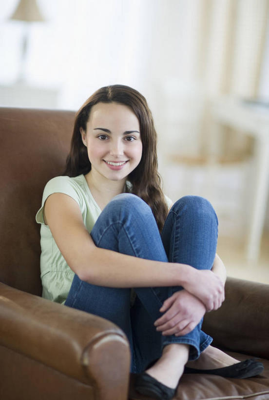 西方人,一个人,客厅,坐,笑,微笑,露齿笑,竖图,室内,白天,正面,沙发,台灯,照明,欧洲,欧洲人,仅一个年轻女性,仅一个女性,仅一个人,阴影,服装,裤子,朦胧,模糊,反射,影子,灯光,注视,牛仔裤,休闲装,灯,衣服,灯具,观察,看,休闲,休闲服,服饰,抱膝,观看,照亮,察看,起居室,照明设备,关注,布艺沙发,客堂,年轻女性,女人,女性,白种人,坐着,彩图,全身